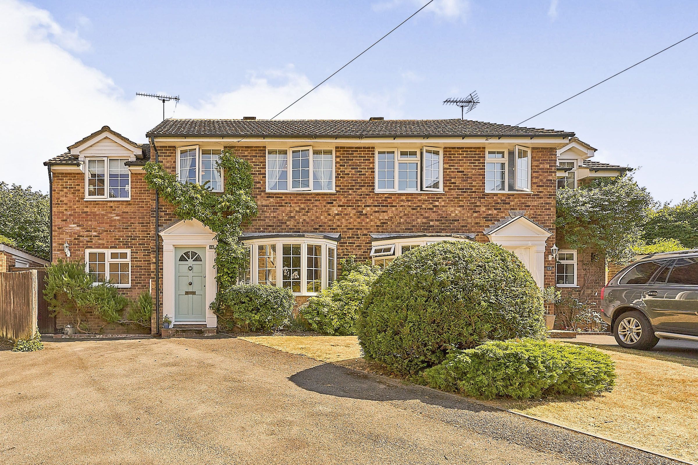 4 bed semidetached house for sale in Lindens Close, Effingham, Leatherhead KT24 Zoopla