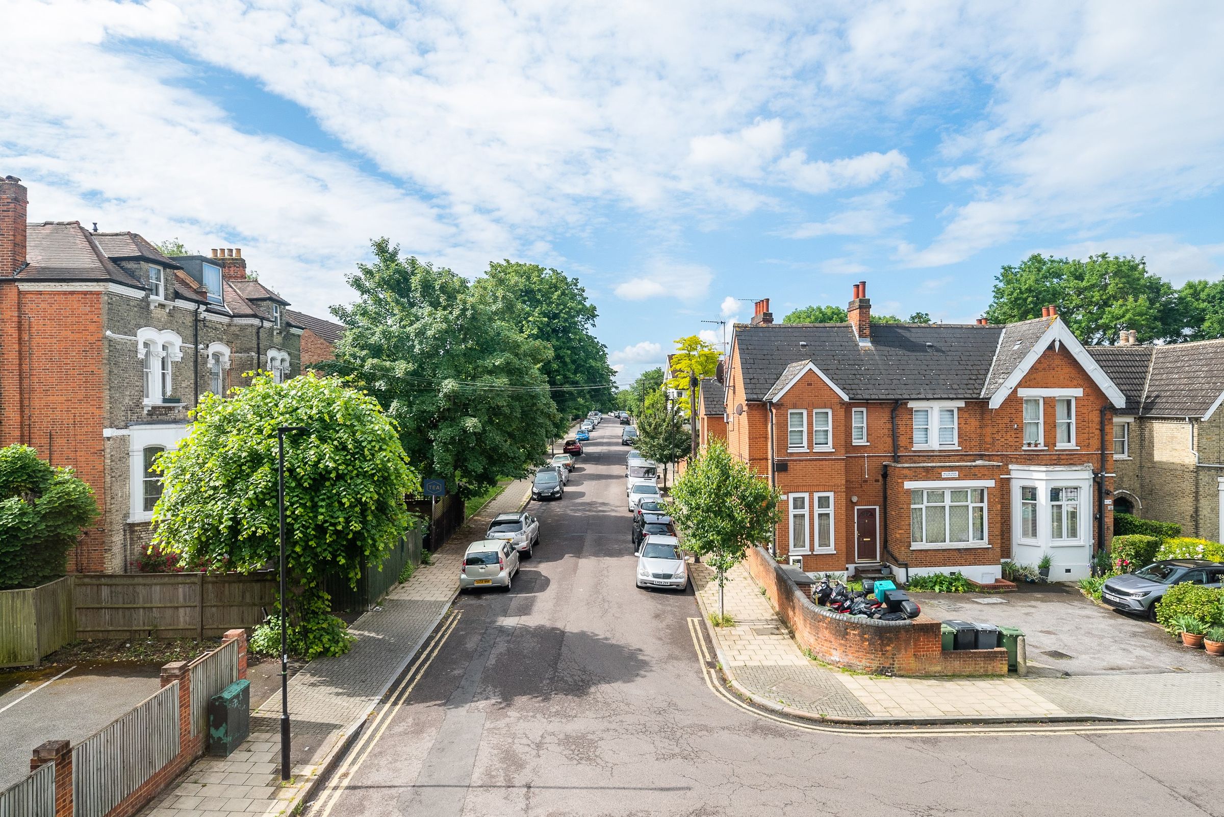 2 bed flat to rent in Beechcroft Close, Valley Road, Streatham SW16