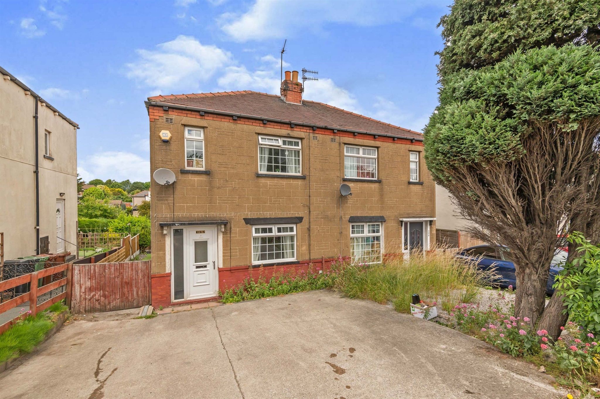 3 bed semidetached house for sale in Bradford Road, Stanningley