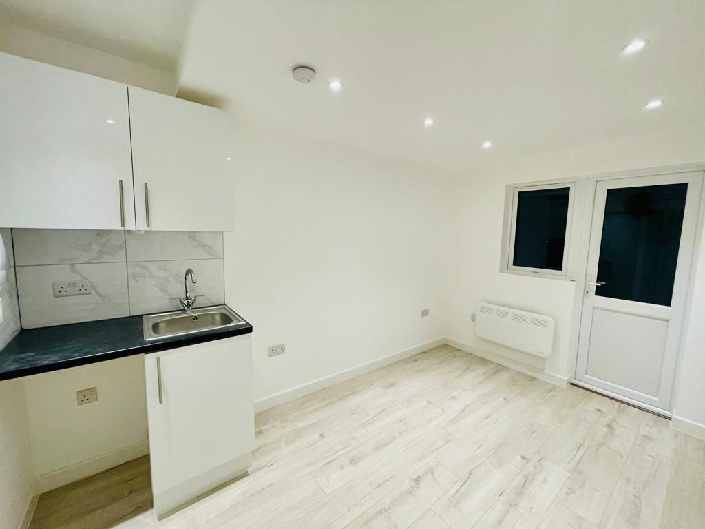 Studio to rent in Pembroke Road, Greenford UB6 Zoopla