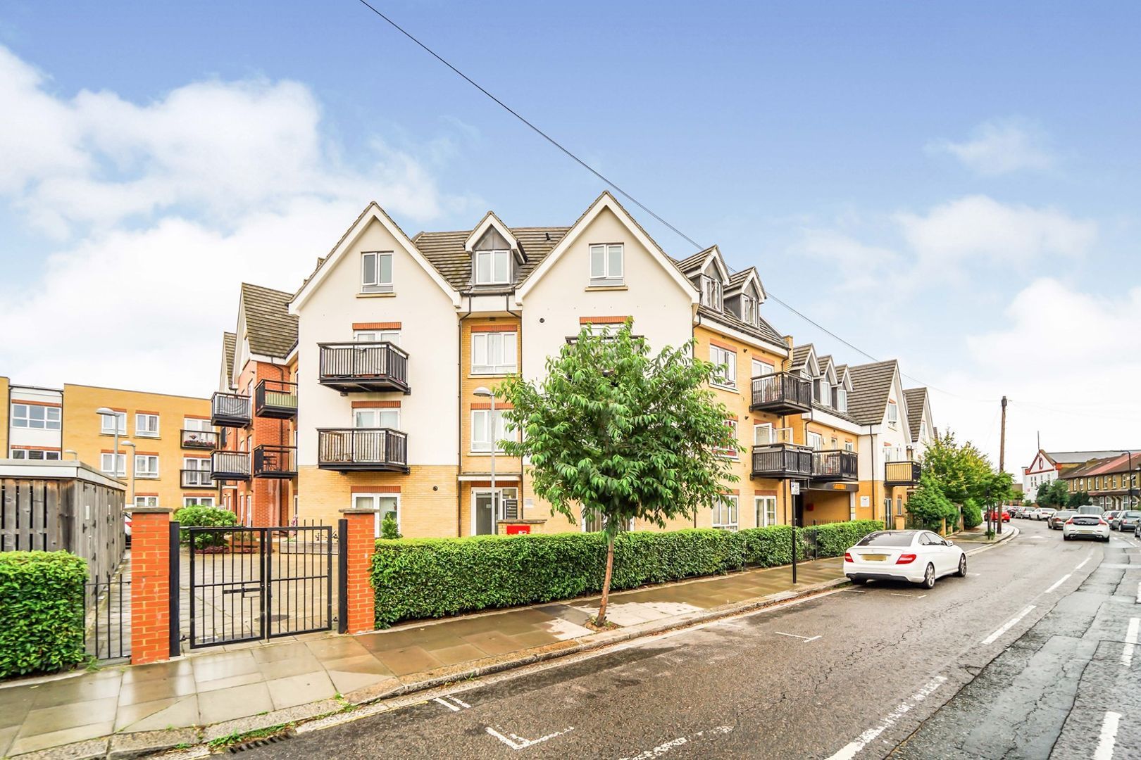 1 bed flat for sale in Featherstone Road, Southall UB2 Zoopla