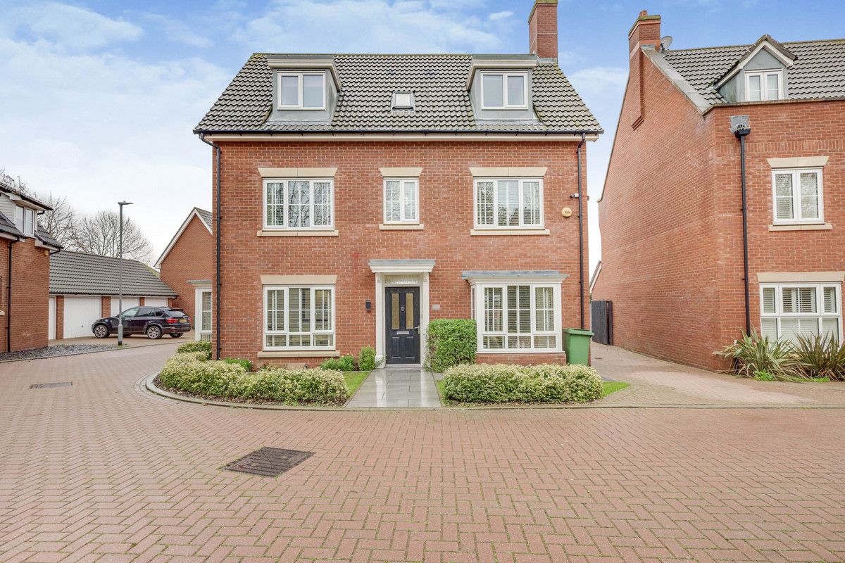 5 bed detached house for sale in Scholars Crescent, Dunton Fields SS15