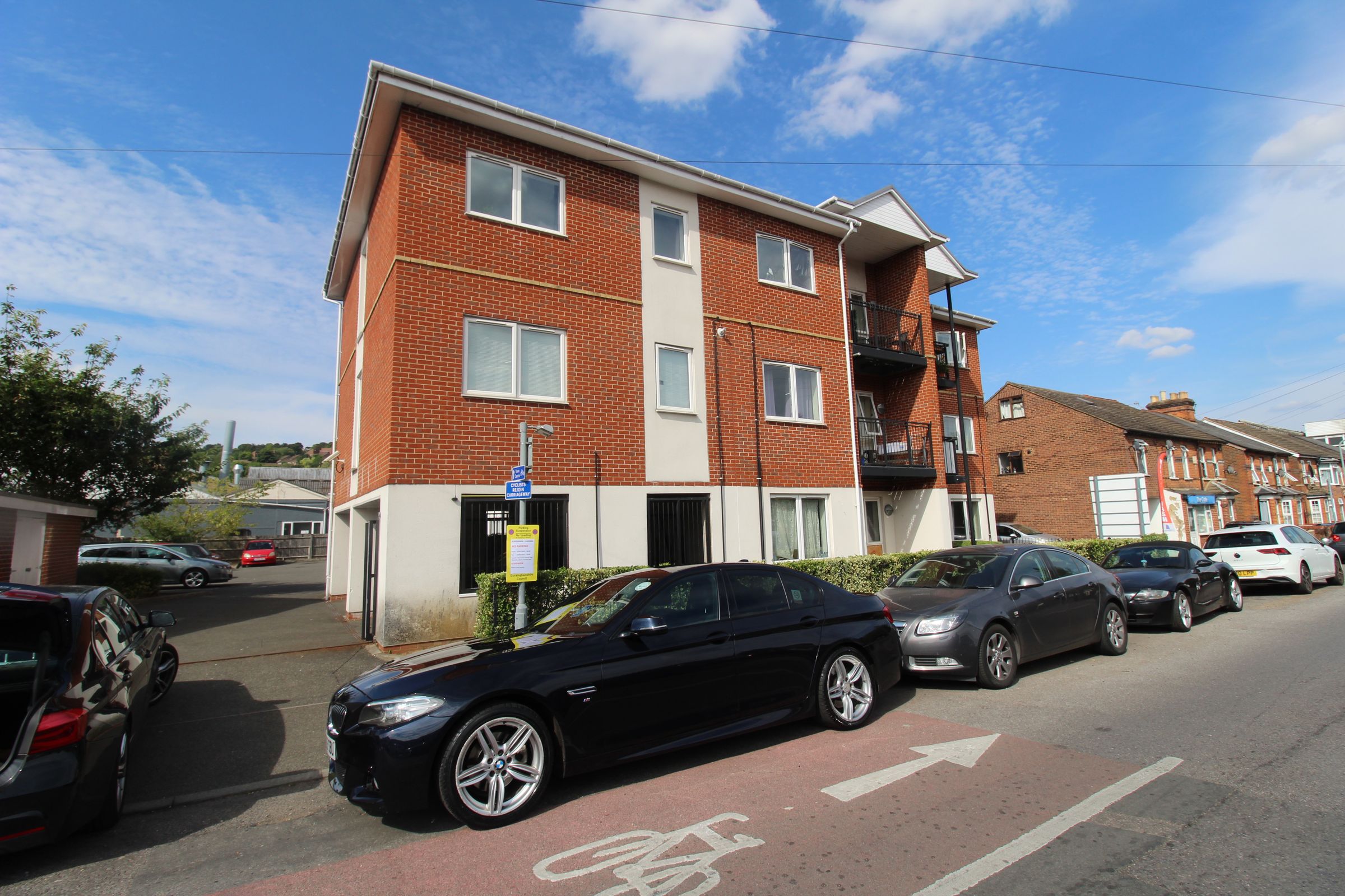 2 bed flat for sale in Abercromby Avenue, High Buckinghamshire