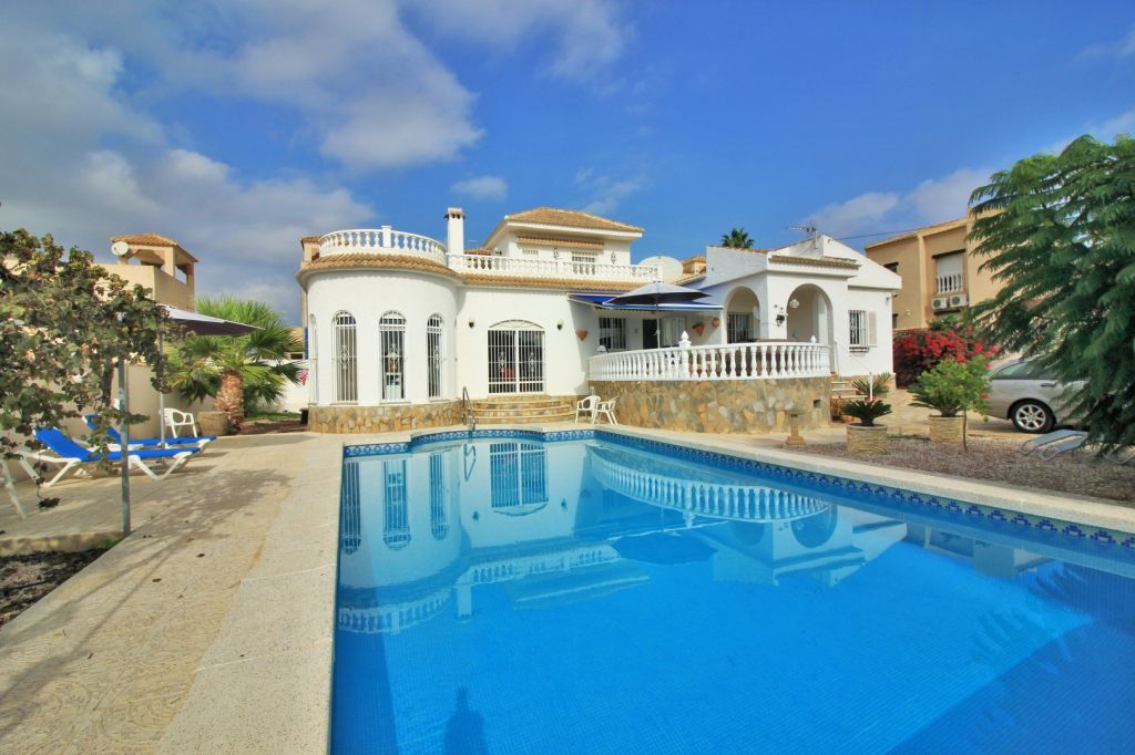 3 bed villa for sale in C. Sibelius, 39, 03184 El Chaparral, Alicante