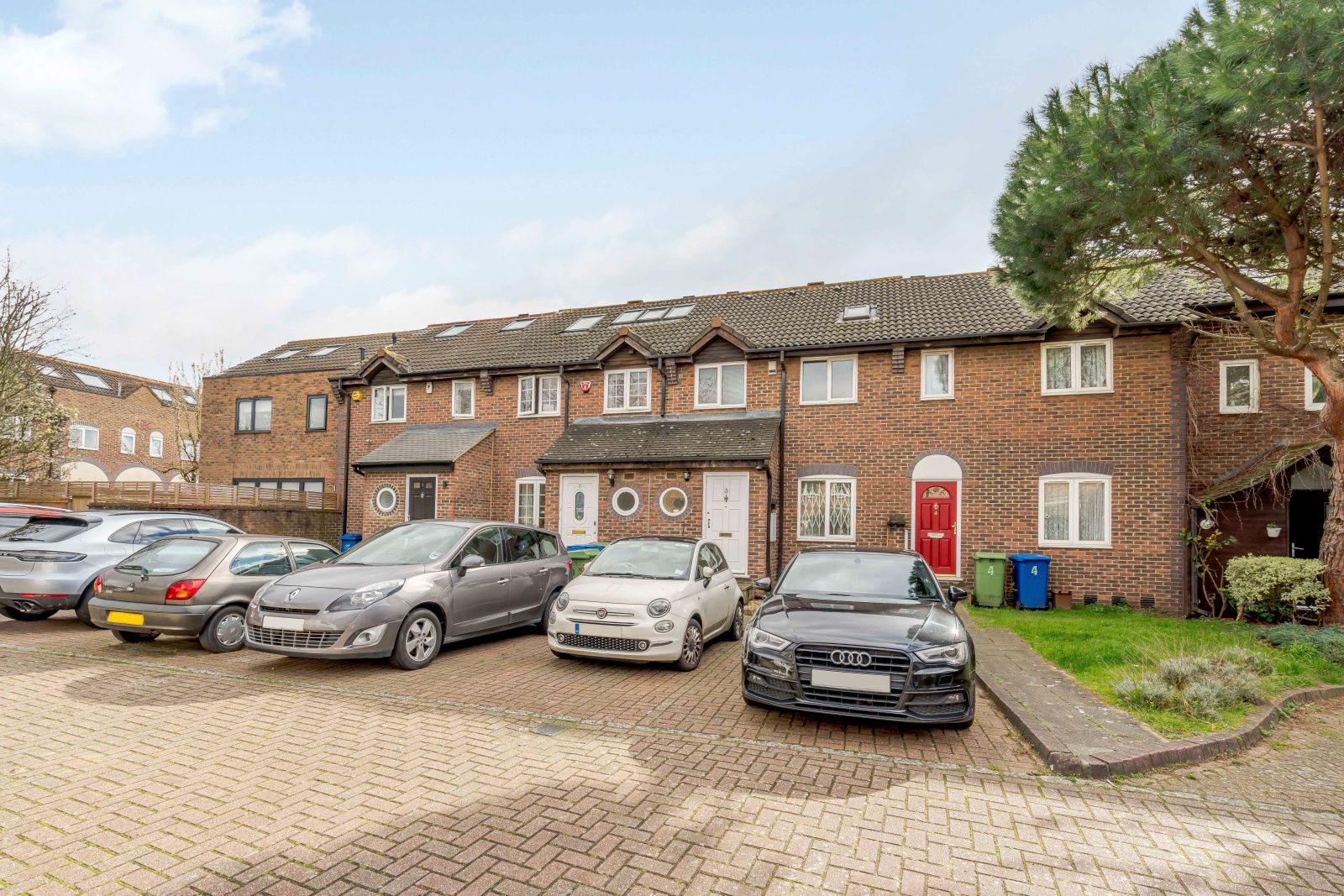 Maple Leaf Square, London SE16