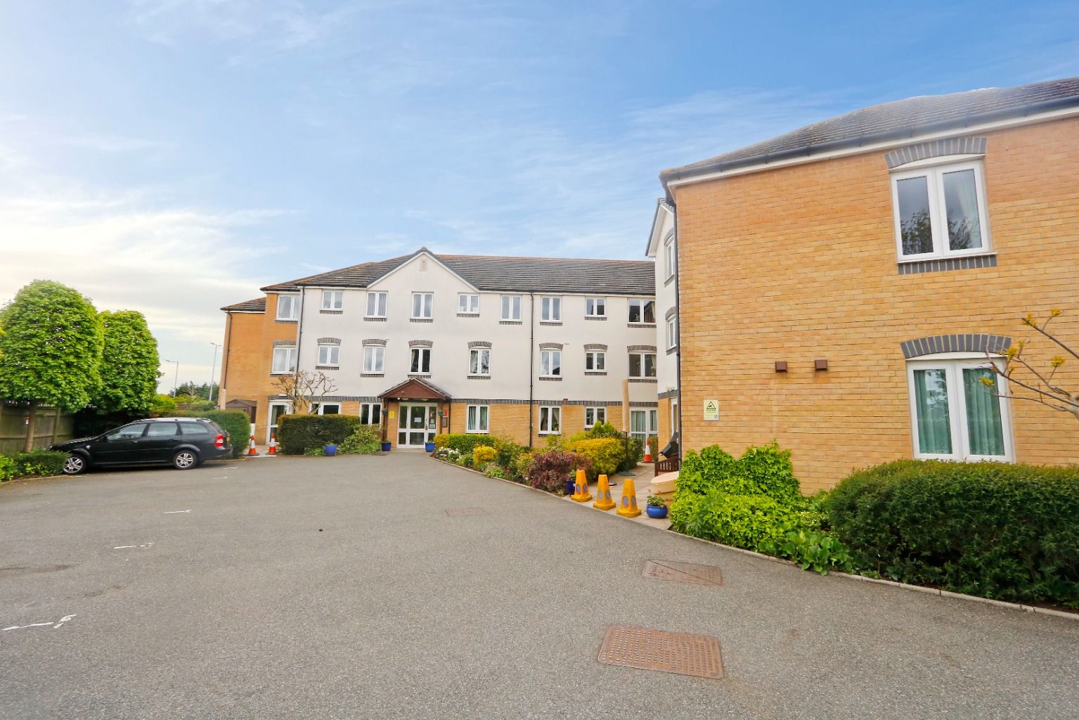 1 bed flat for sale in Cleves Court, London Road, Hadleigh, Essex SS7