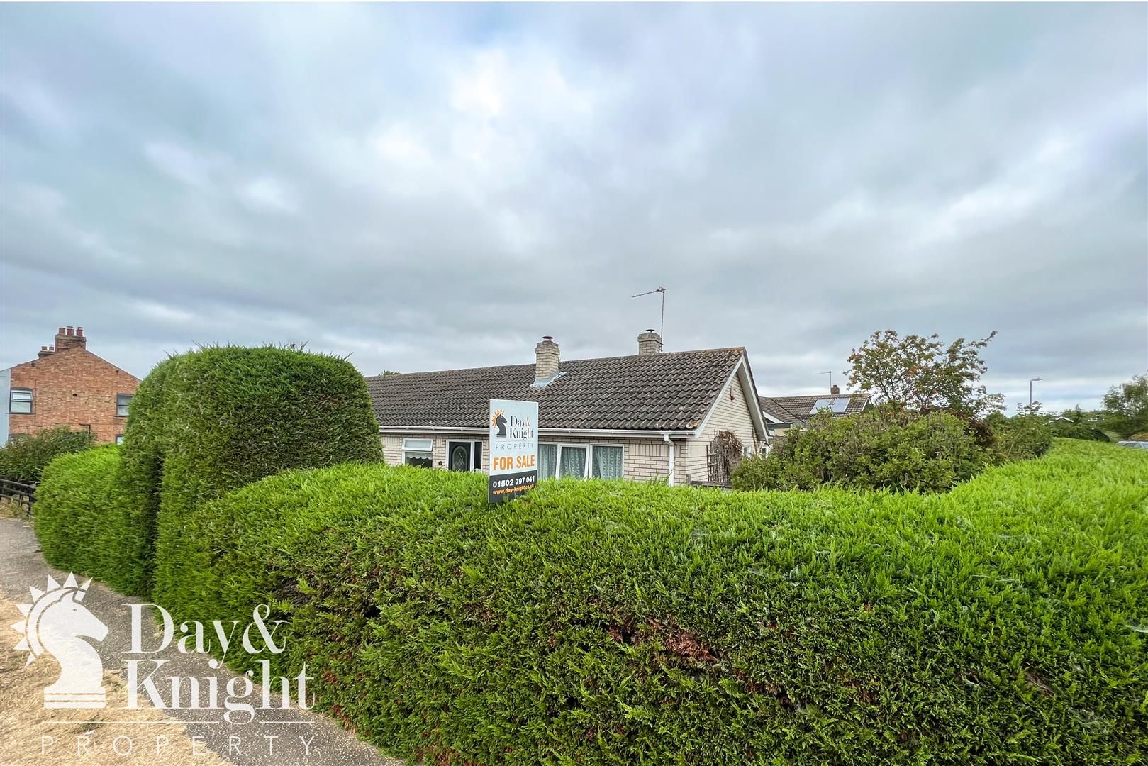 3 bed semidetached bungalow for sale in The Street, Gillingham