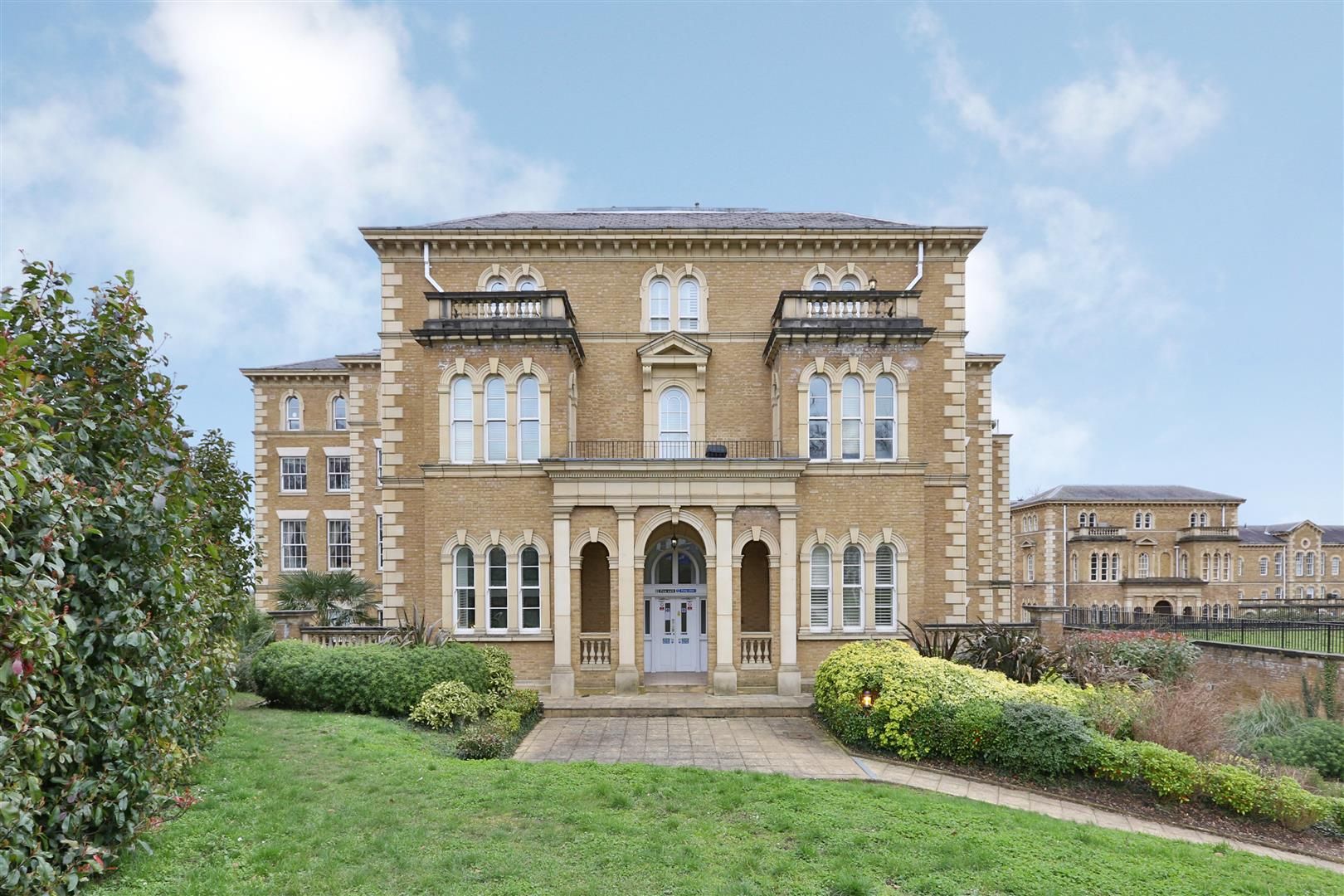 2 Bed Flat To Rent In Princess Park Manor Royal Drive New Southgate 