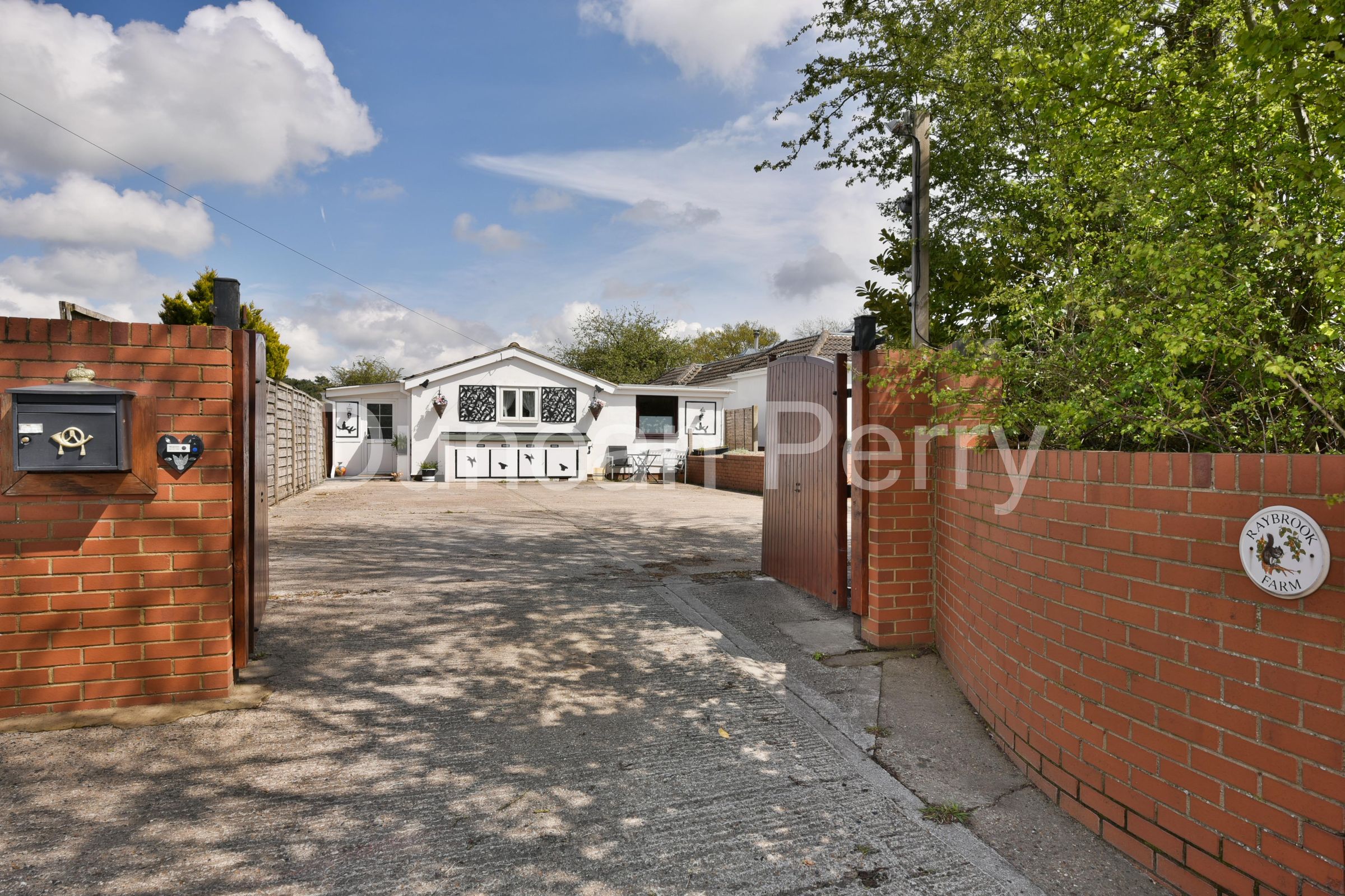 4 bed detached bungalow to rent in Bluebridge Road, Brookmans Park