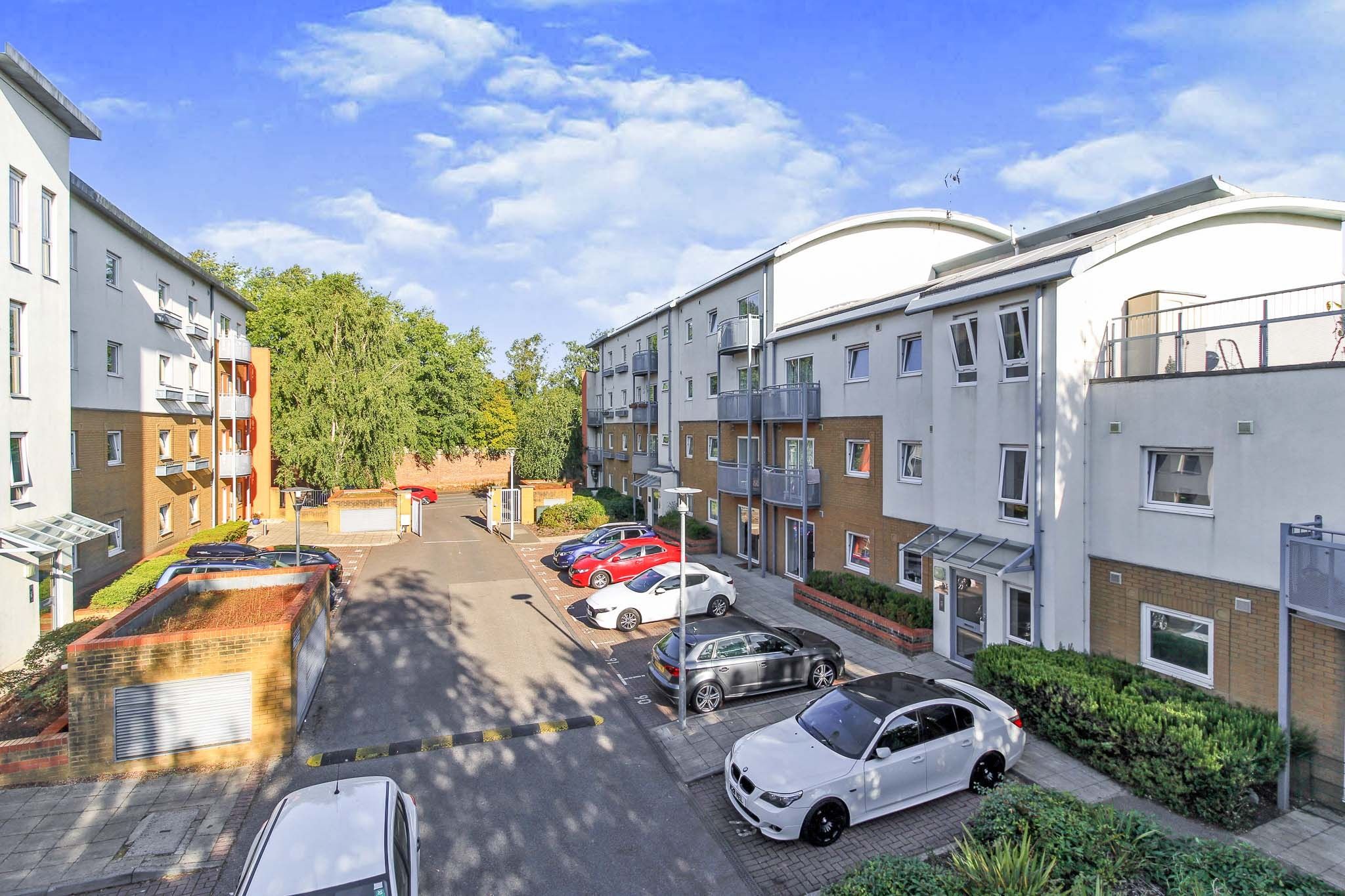 1 bed flat for sale in Trafalgar Gardens, Crawley RH10 Zoopla