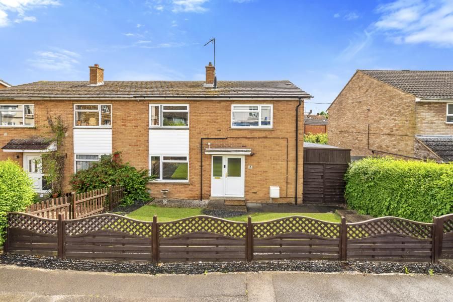 4 bed semidetached house for sale in High Street, Finedon, Northants