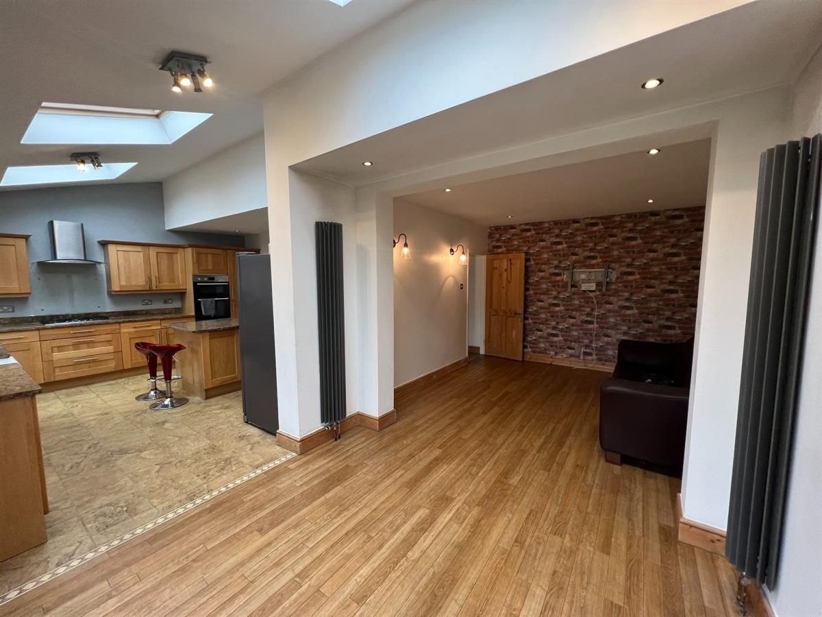 5 bed semidetached house to rent in Park End Road, Romford RM1 Zoopla