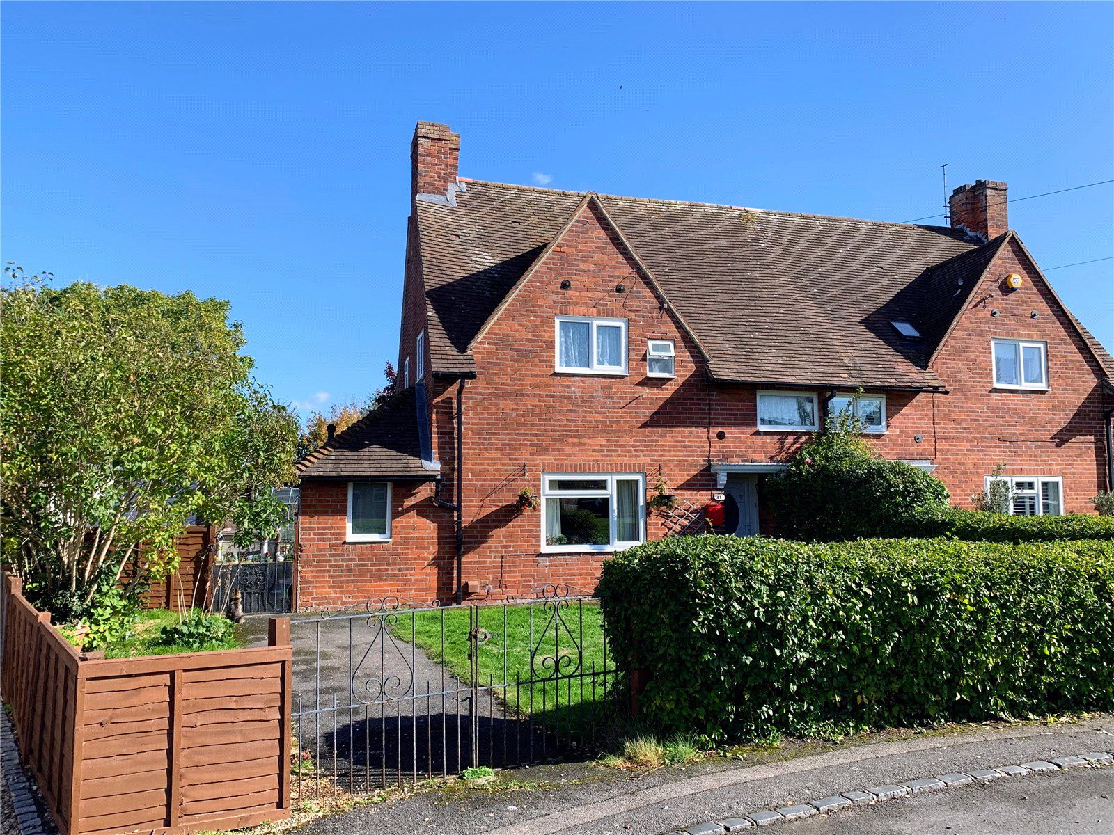 3 bed semidetached house for sale in Lambfields, Theale, Reading