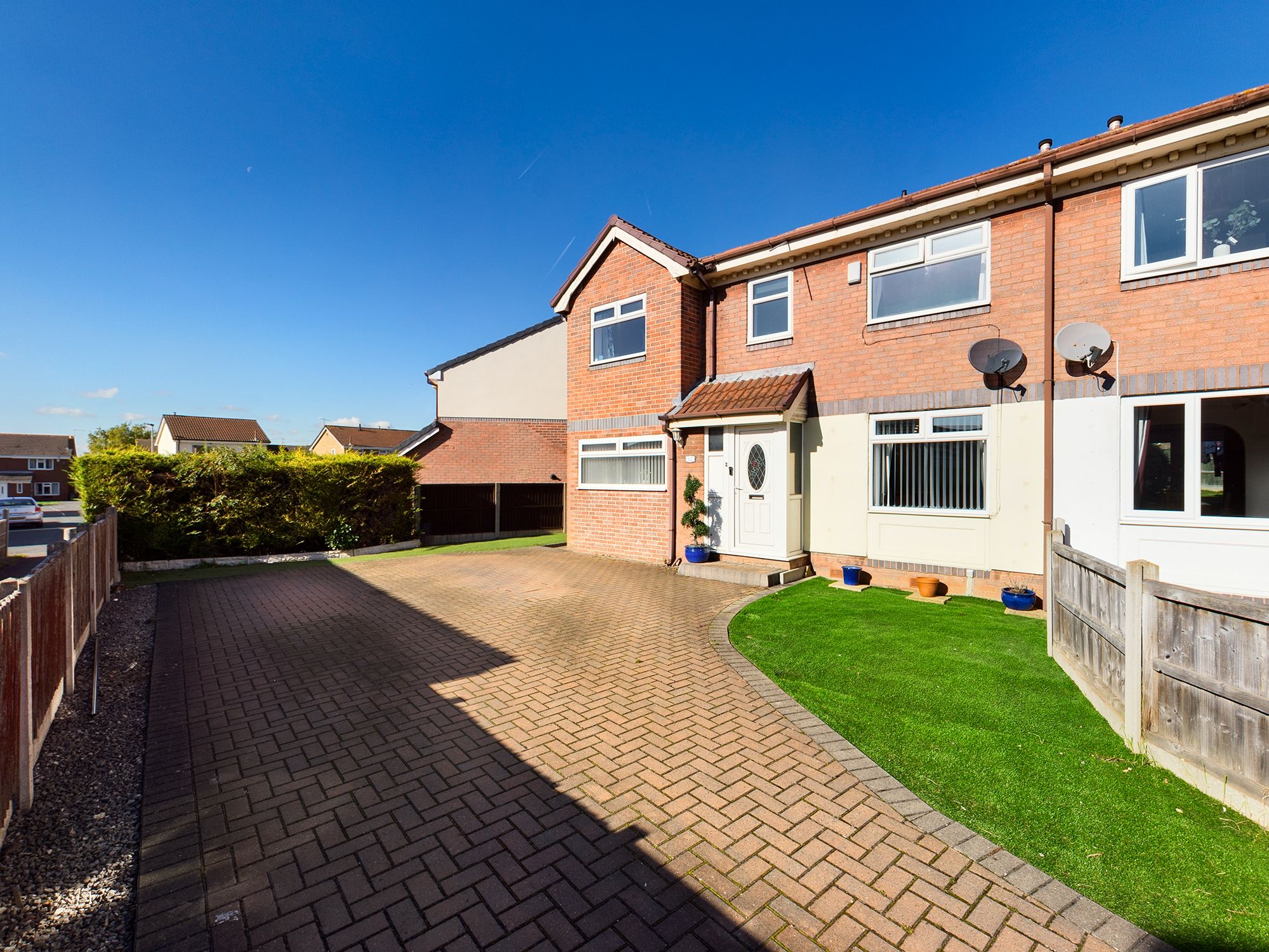 4 bed semidetached house for sale in Hunters Green, Dinnington