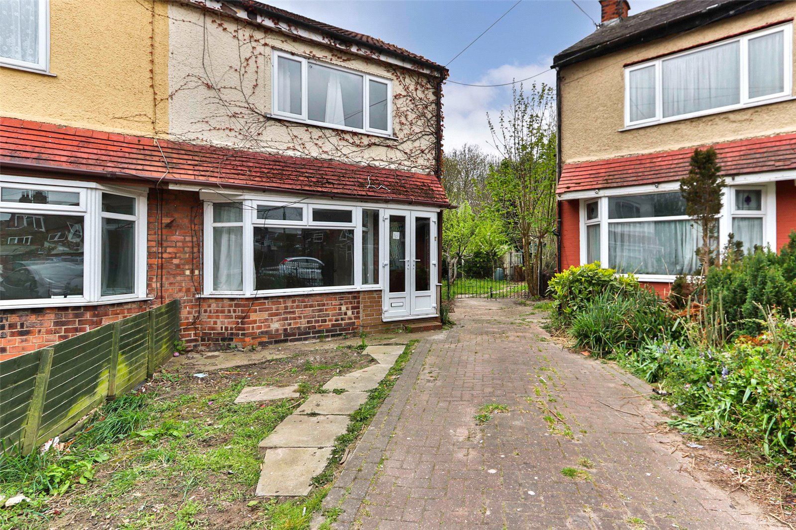 3 bed semidetached house for sale in The Woodlands, Goddard Avenue