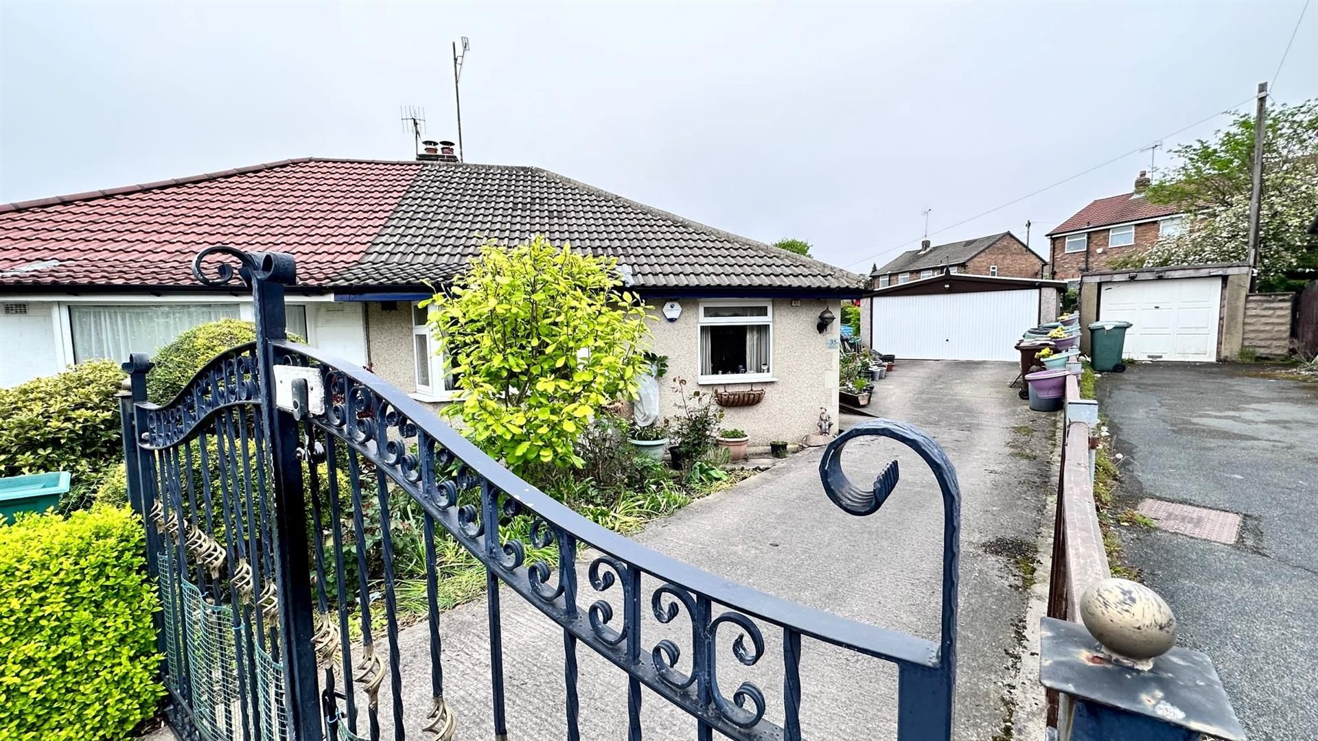 2 bed semidetached bungalow for sale in Kingsdale Drive, Bradford BD2 Zoopla