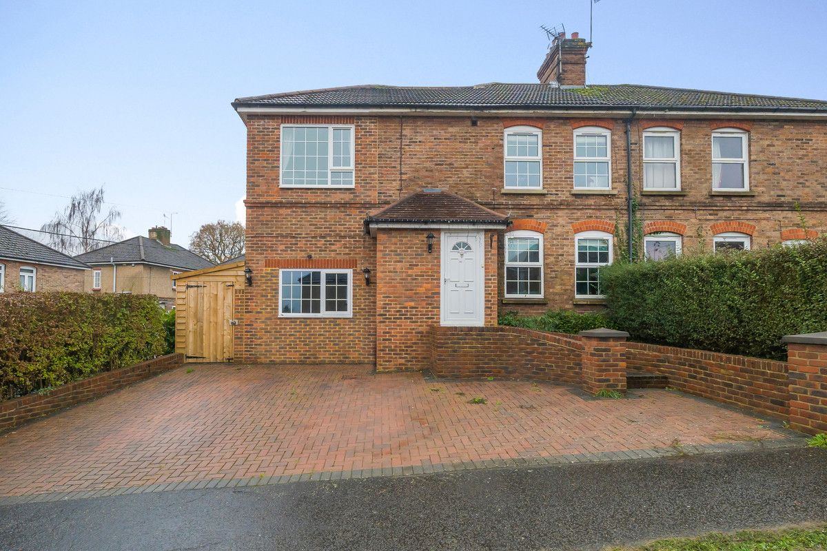 4 bed semidetached house for sale in Mayflower Road, Haywards Heath