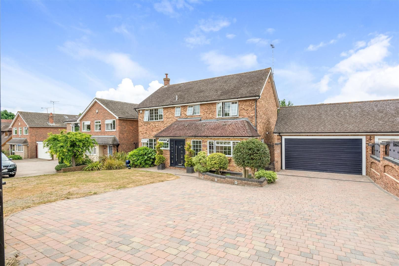 4 bed property for sale in Wrotham Road, Istead Rise, Gravesend DA13