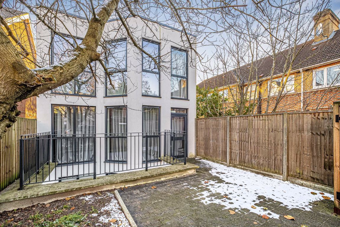 2 bed flat for sale in South Bank, Surbiton KT6 Zoopla