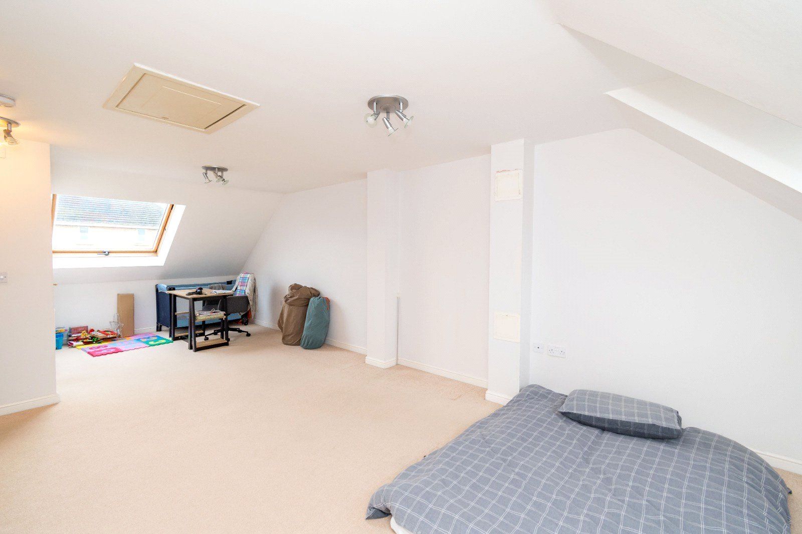 4 bed terraced house for sale in Blunt Road, Beggarwood, Basingstoke