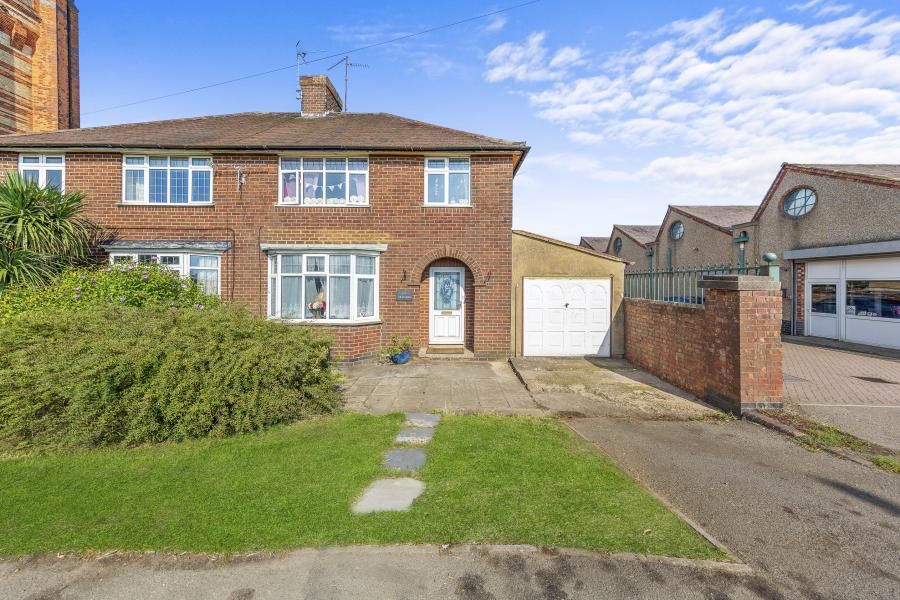 3 bed end terrace house for sale in Irthlingborough Road, Finedon