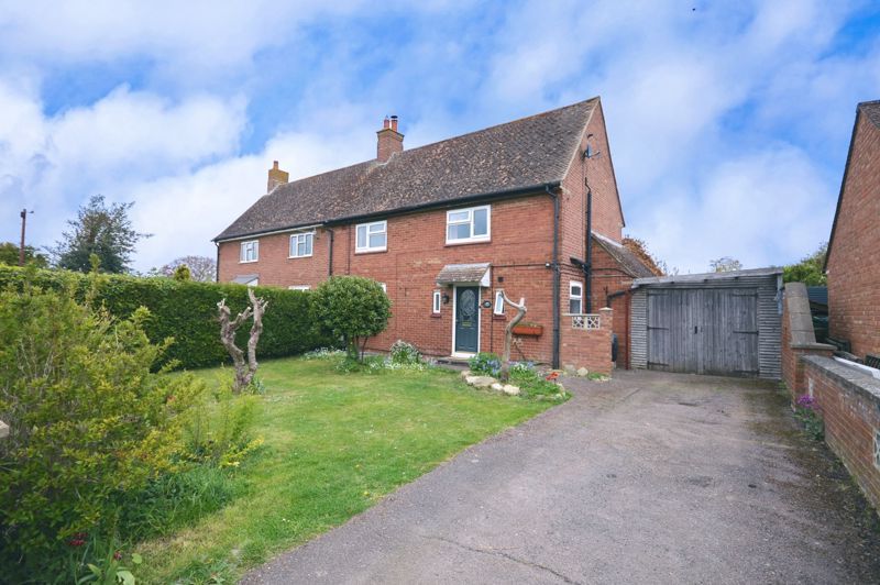 3 bed semidetached house for sale in Bernard Close, Cuddington