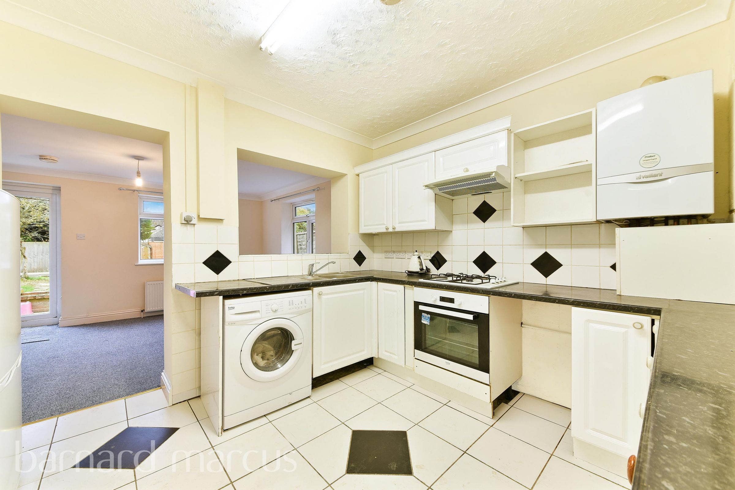 4 bed bungalow to rent in Tolworth Park Road, Tolworth, Surbiton KT6