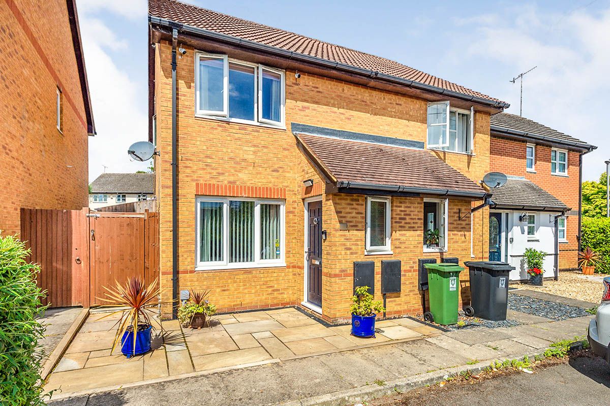 2 bed end terrace house for sale in Laureate Way, Hemel Hempstead