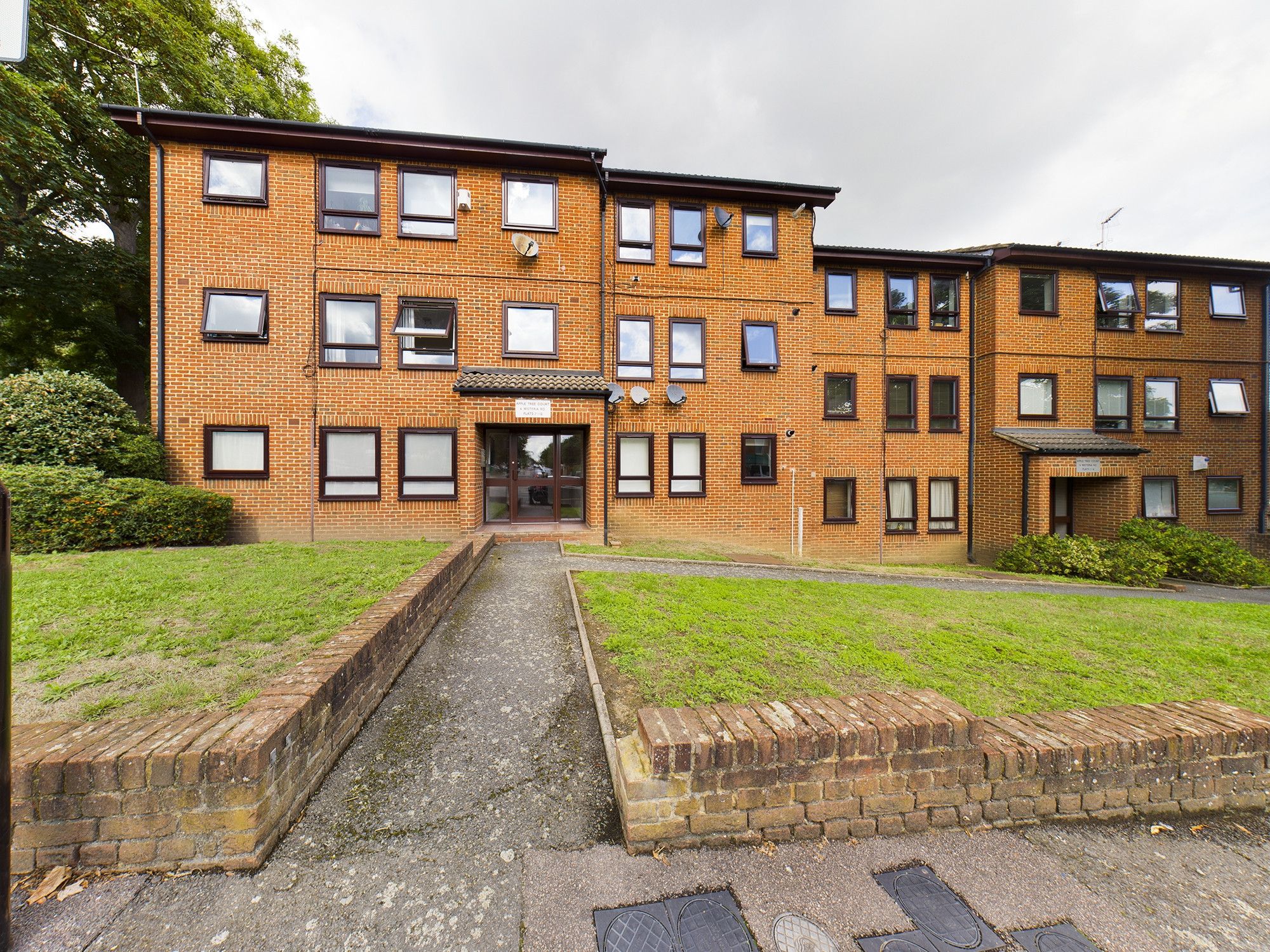 2 bed flat to rent in Apple Tree Court, Wisteria Road SE13 Zoopla