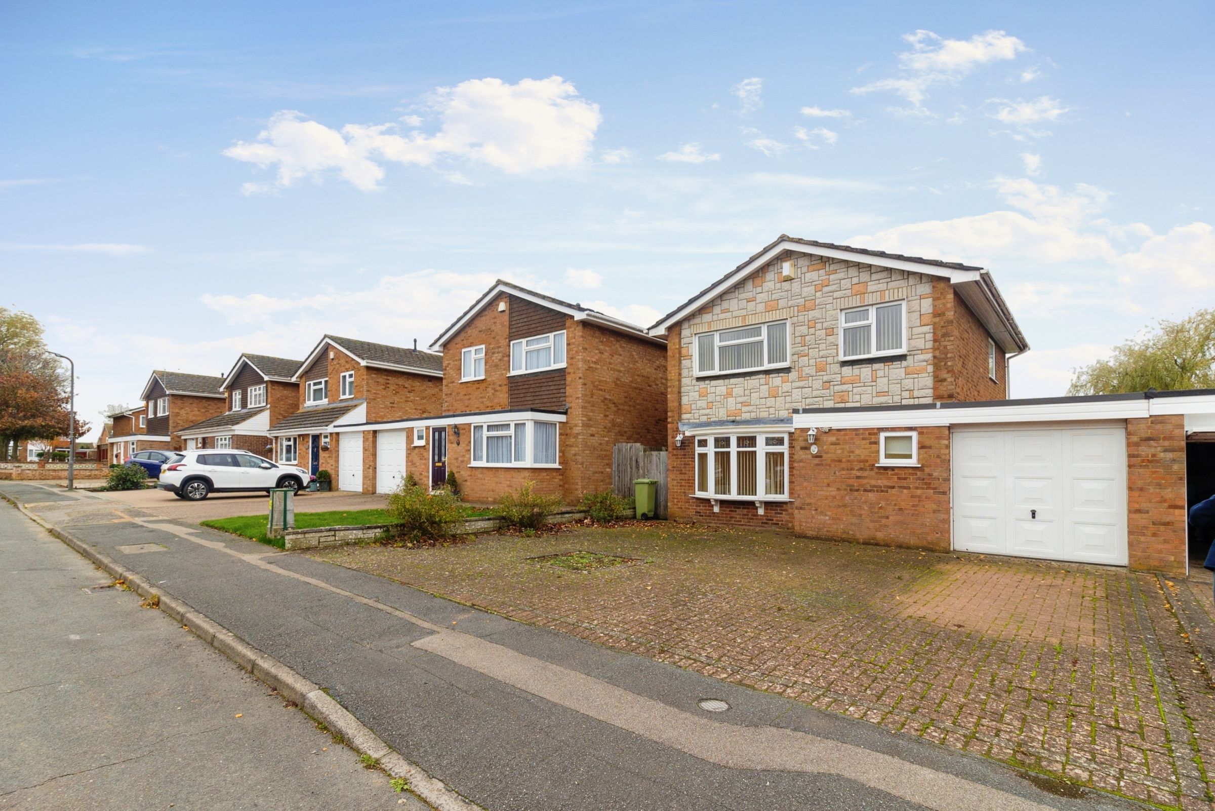 3 bed linkdetached house for sale in Gleneagles Close, Milton Keynes