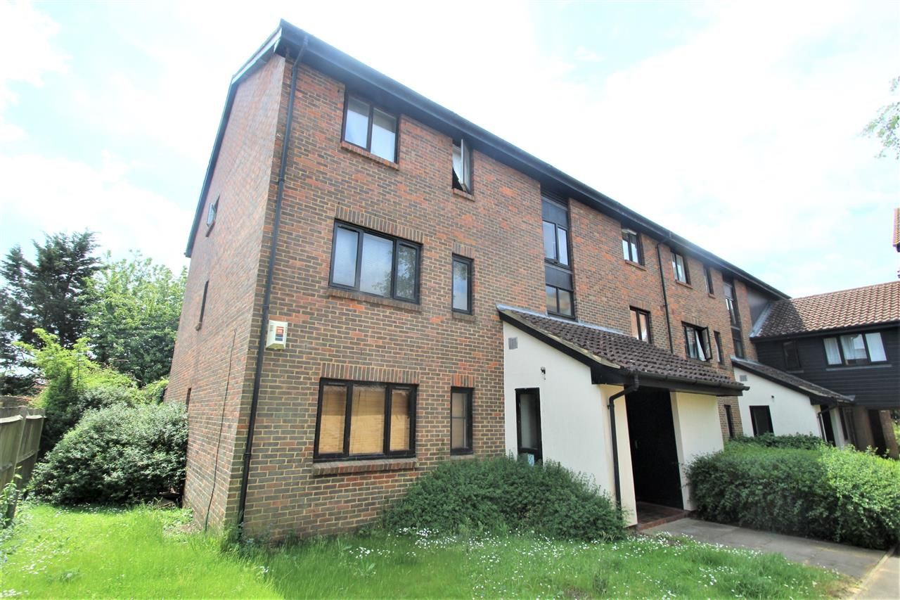 Studio to rent in Deerhurst Close, Feltham TW13 Zoopla