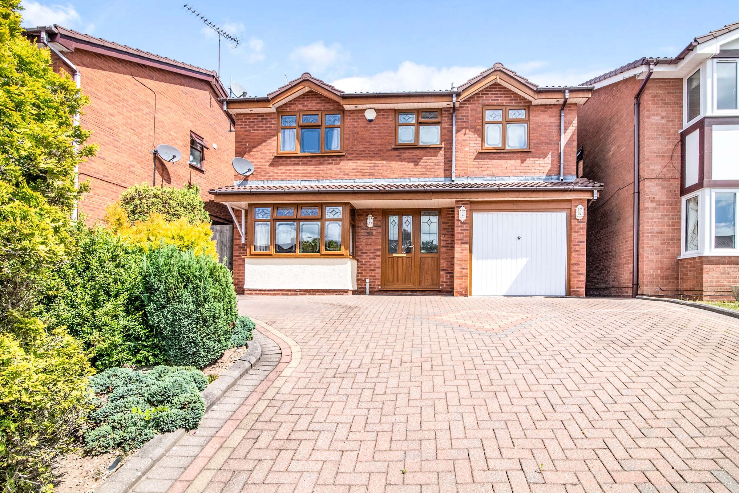 5 bed detached house for sale in Caernarvon Way, Milking Bank, Dudley