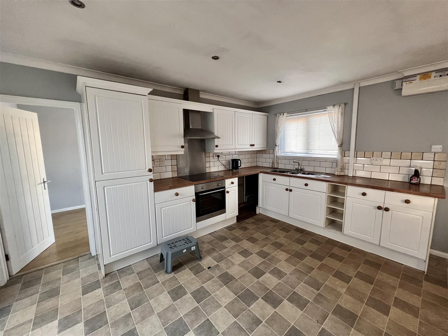 3 bed detached bungalow for sale in Derwen Fawr, Llandybie, Ammanford