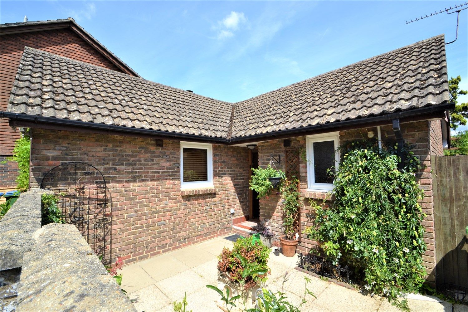 2 bed detached bungalow to rent in Cootham, Pulborough, West Sussex