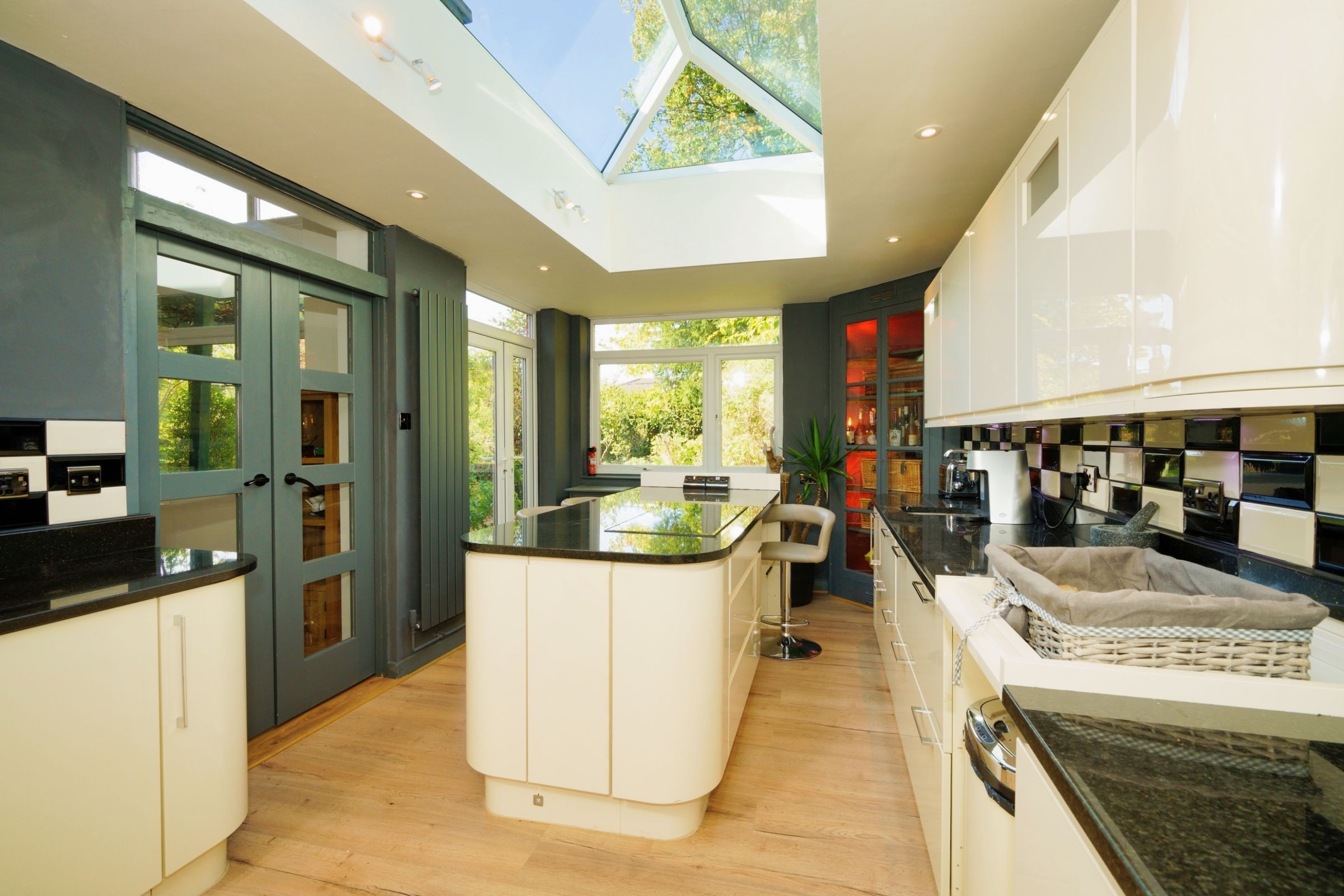 5 bed detached house for sale in High Street Chiseldon, Swindon SN4