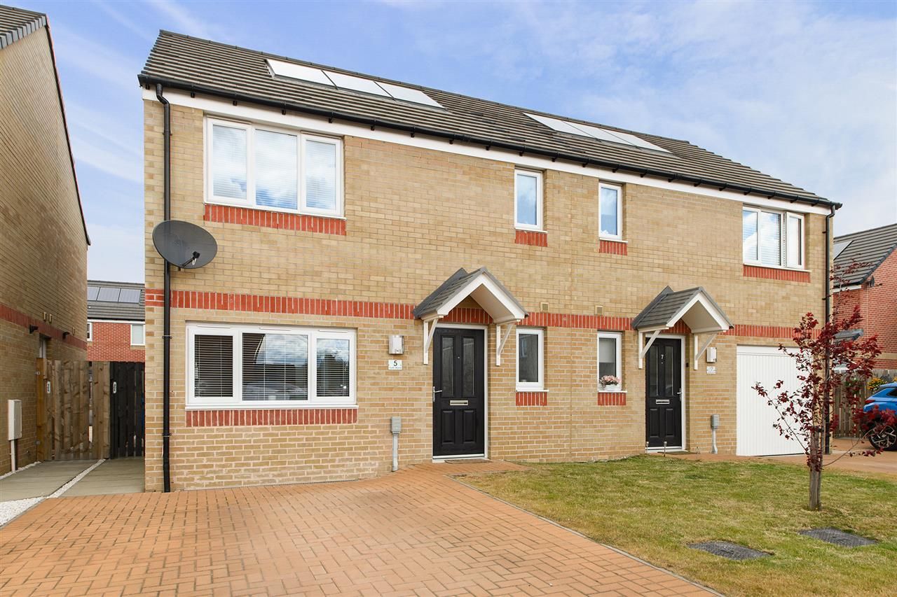 3 bed semidetached house for sale in Forth Wynd, Thornhill Wynd