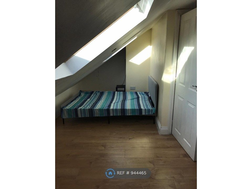 Room to rent in Queens Walk, South Ruislip HA4 Zoopla