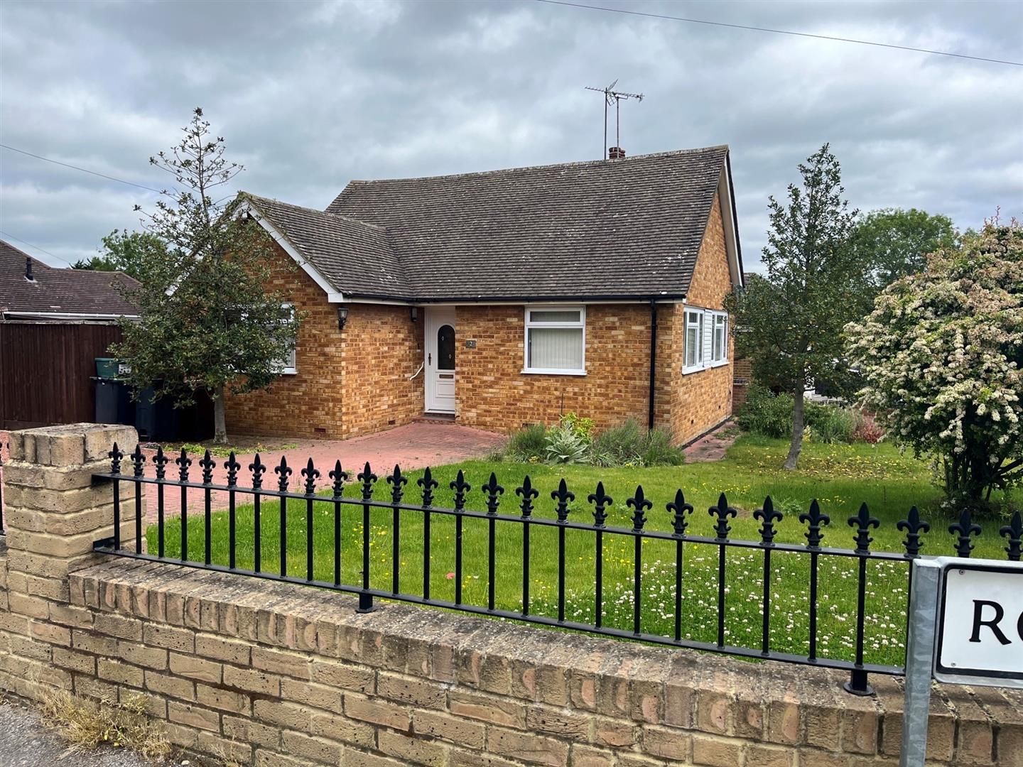 2 bed bungalow for sale in Roberts Road, Snodland ME6 Zoopla