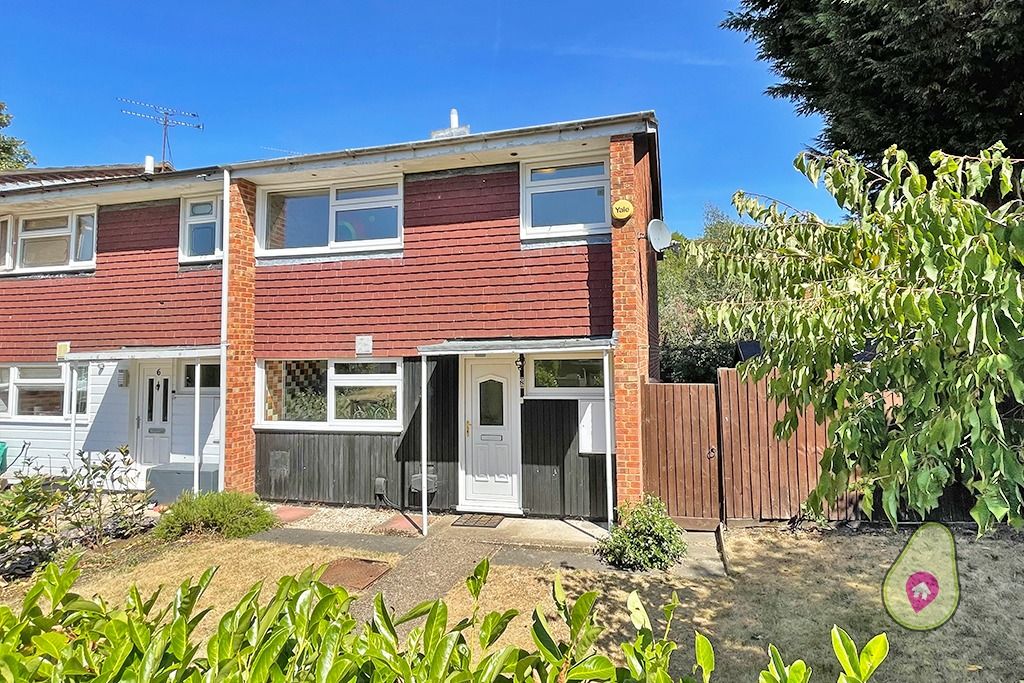 3 bed end terrace house for sale in Hawkins Way, Wokingham, Berkshire