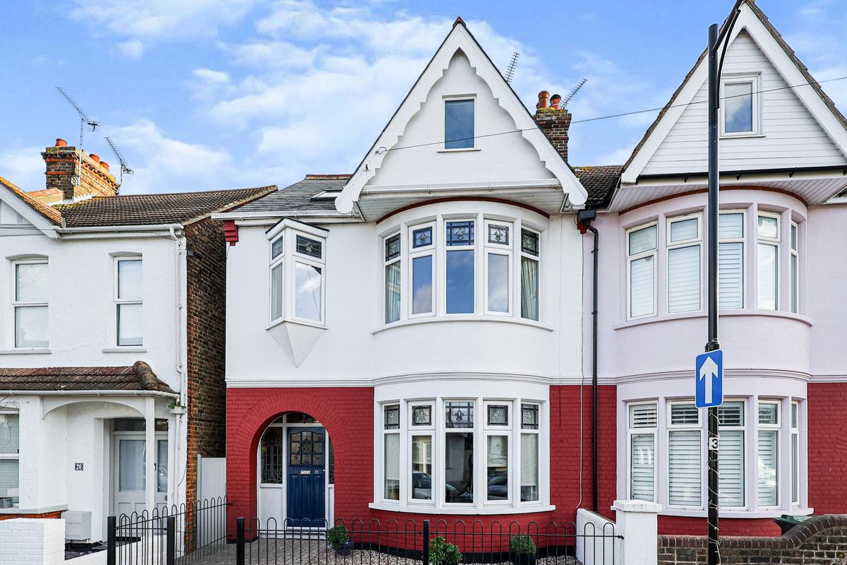 4 bed semidetached house for sale in Cliffsea Grove, LeighOnSea SS9 Zoopla