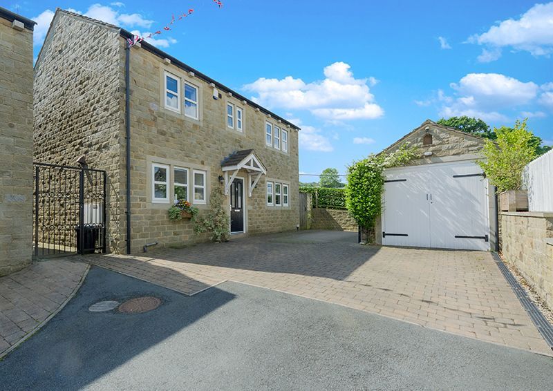 4 bed detached house for sale in Little Cote, Thackley, Bradford BD10