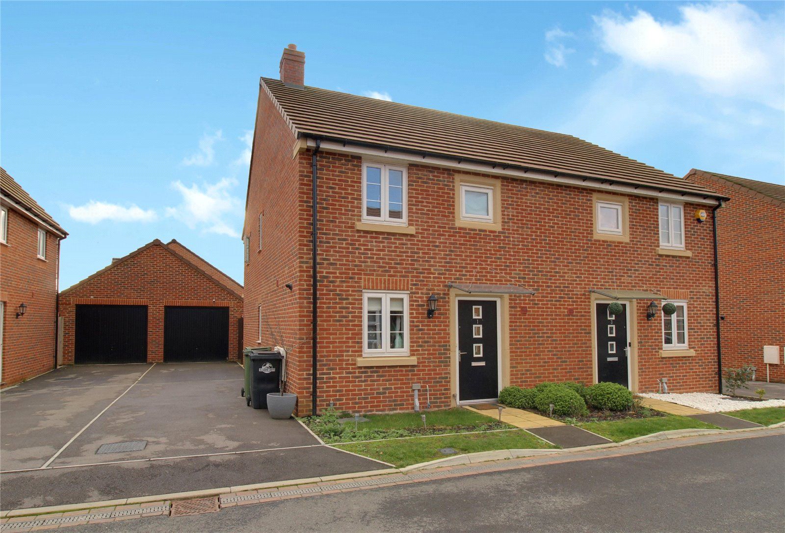 3 bed semidetached house for sale in Loader Drive, Basingstoke