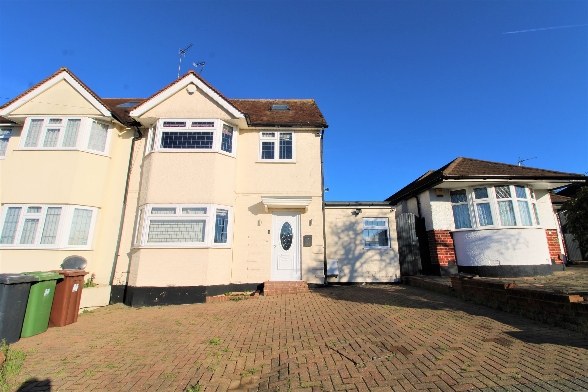 4 bed semidetached house to rent in Sunnybank Road, Potters Bar EN6