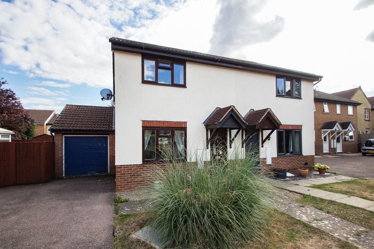 3 bed semidetached house for sale in Glenmore Road, Carterton