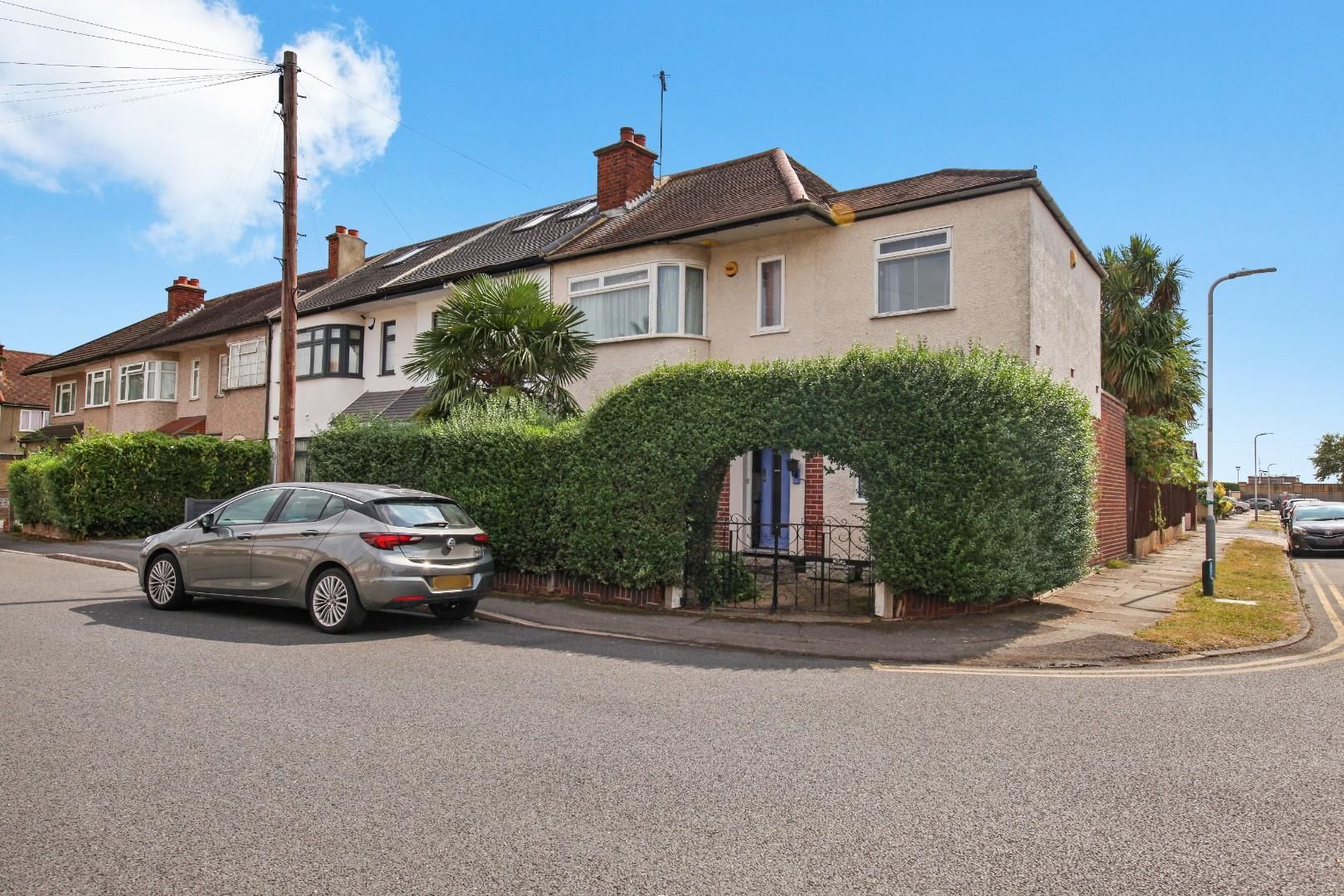 4 bed property for sale in Braintree Road, Ruislip Manor, Ruislip HA4