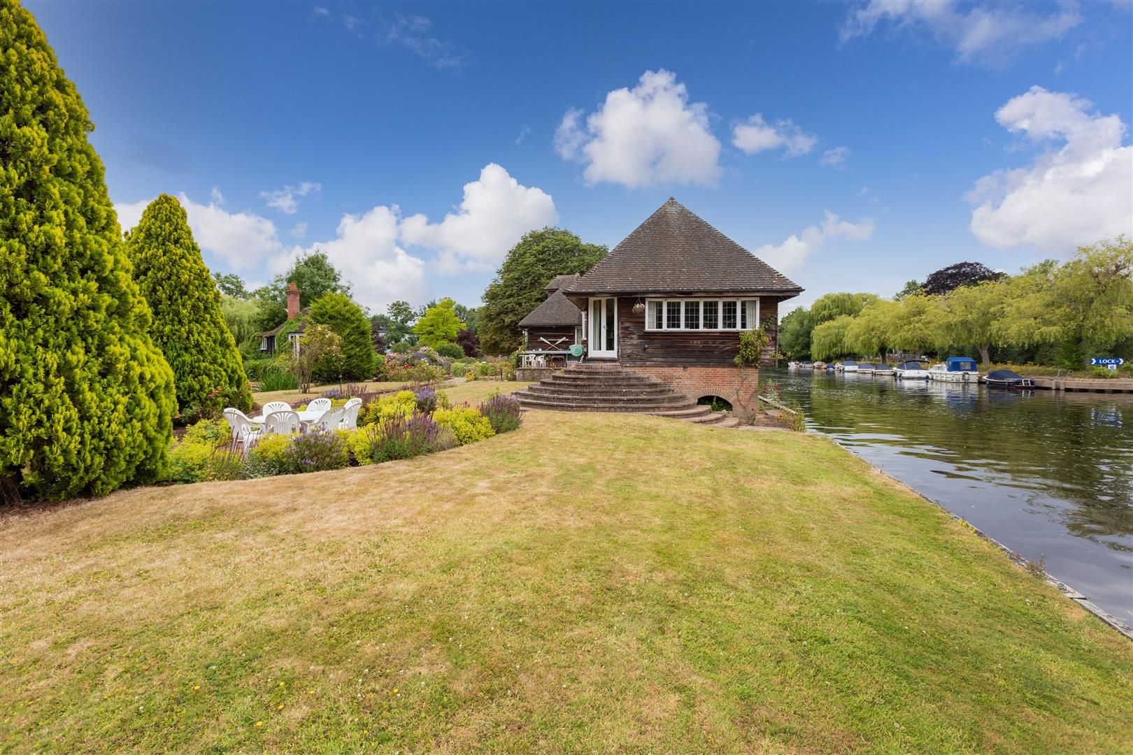 8 bed detached house for sale in Loddon Drive, Wargrave, Reading RG10