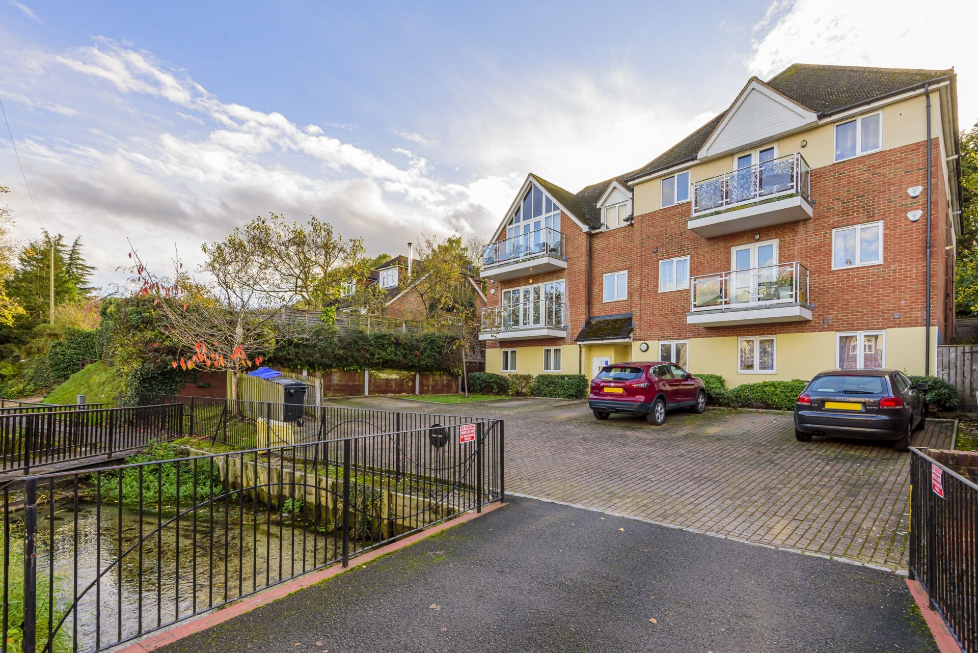 2 bed flat for sale in Bassetsbury Lane, High HP11 Zoopla