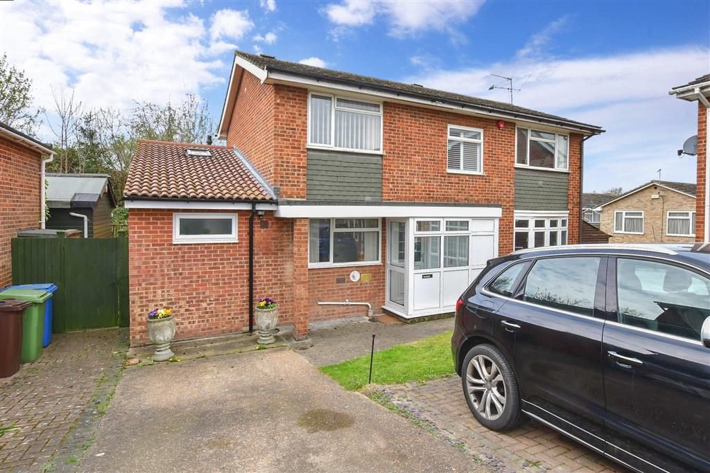 4 bed detached house for sale in Peregrine Drive, Sittingbourne, Kent