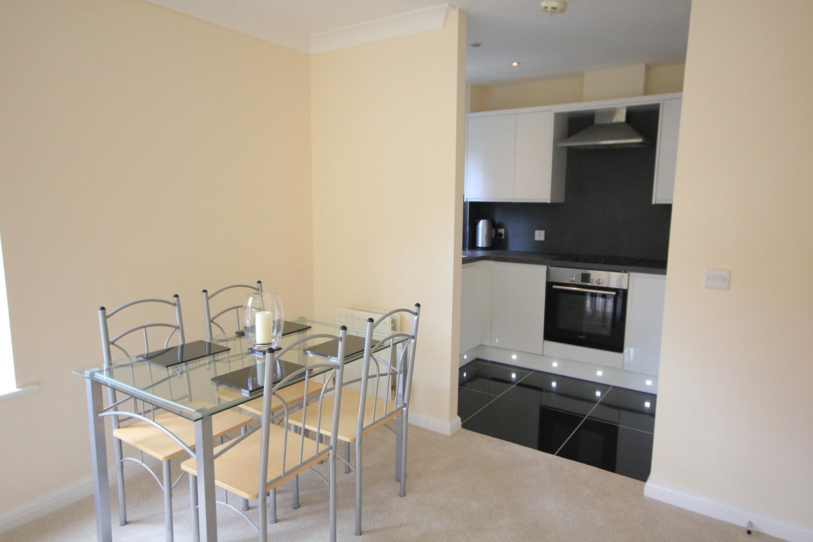 2 bed flat to rent in Aveley House, Iliffe Close, Reading, Berkshire