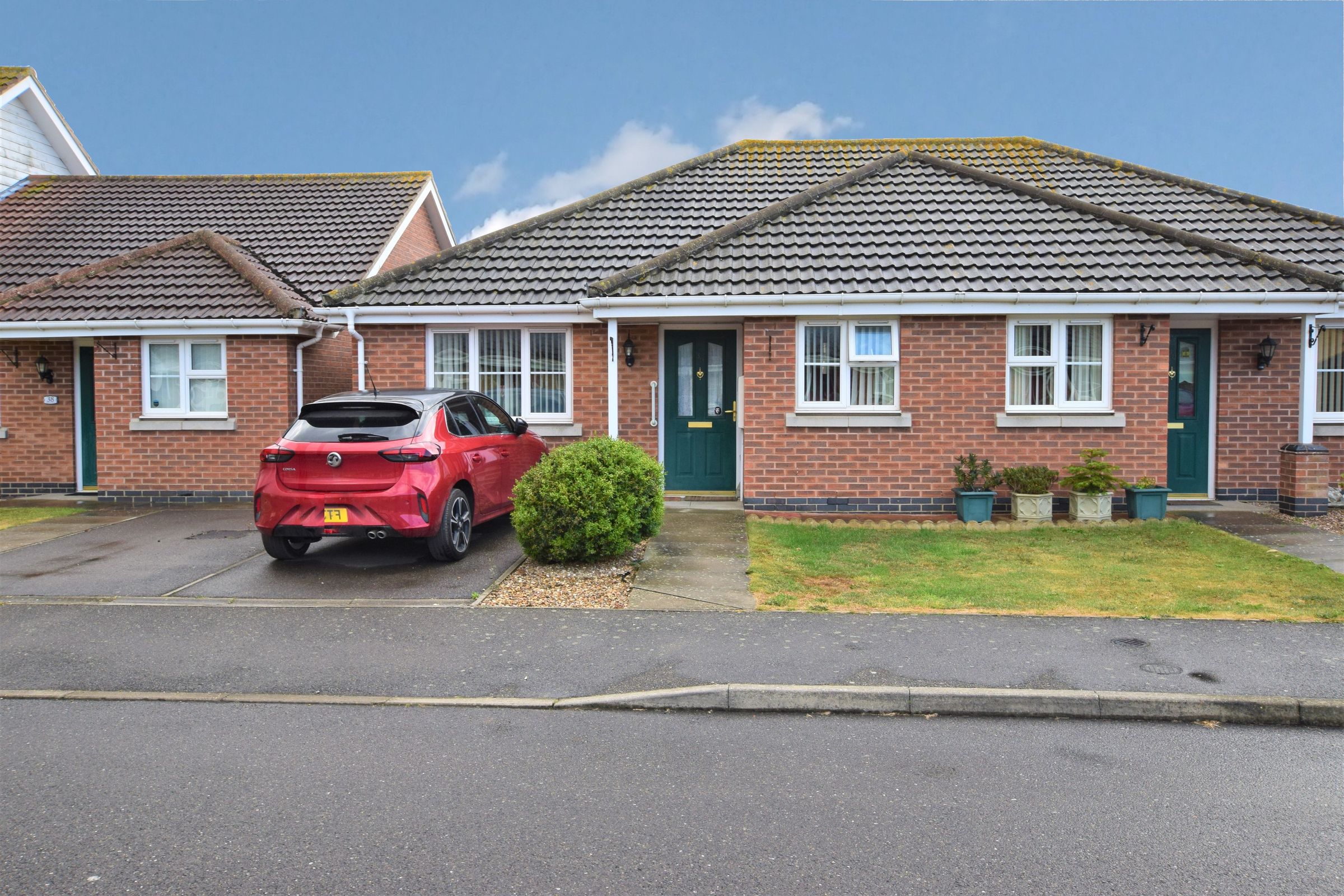 2 bed semidetached bungalow for sale in Simpson Close, Chapel St